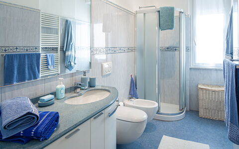 Apartment Serena - Levanto: Tap, Plumbing Fixture, Property, Mirror, Sink, Blue, Purple, Shower Head, Bathroom, Azure