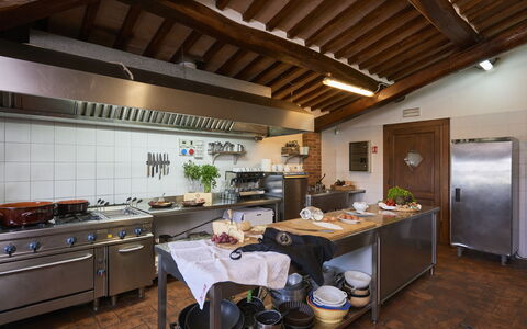 Villa Sulle Crete: Furniture, Countertop, Cabinetry, Wood, Interior Design, Kitchen Appliance, Building, Kitchen, Flooring, Table