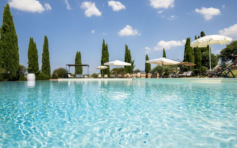 Villa Sulle Crete: Water, Cloud, Sky, Property, Azure, Plant, Tree, Swimming Pool, Leisure, Aqua