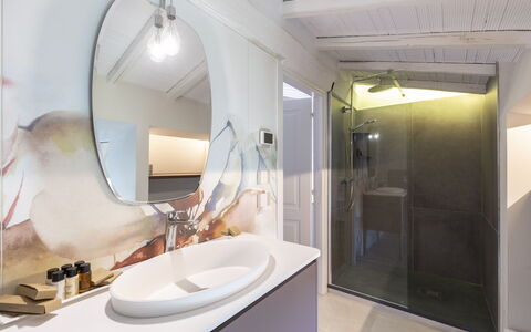 Villa Sulle Crete: Mirror, Tap, Plumbing Fixture, Sink, Property, Building, Bathroom Sink, Bathroom, House, Interior Design