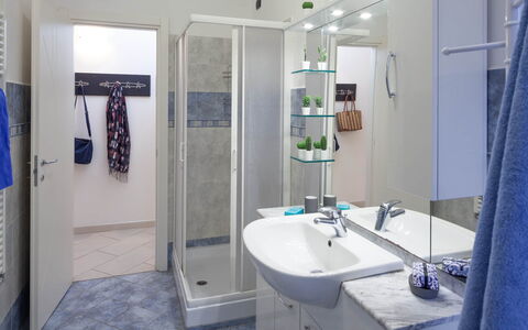 Apartment Fernanda 2 - Levanto: Tap, Mirror, Sink, Property, Plumbing Fixture, Blue, Bathroom, Bathroom Sink