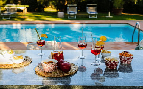 Villa Staggia: Food, Tableware, Fruit, Serveware, Table, Ingredient, Drinkware, Produce, Stemware, Dishware