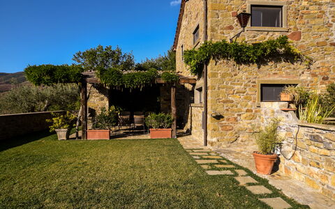 Casale Montanare: Plant, Sky, Property, Window, Building, Land Lot, Grass, Residential Area, Neighbourhood, Cottage