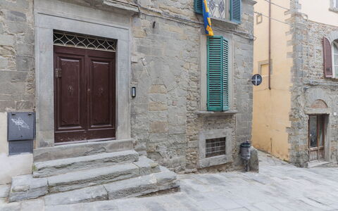 La Terrazza Sulla Valle: Window, Building, Wood, Door, Neighbourhood, Road Surface, Brick, Facade, Flooring