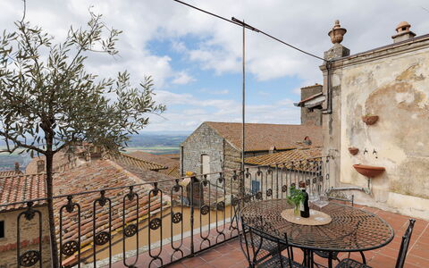 La Terrazza Sulla Valle: Cloud, Sky, Property, Building, Table, Plant, Flowerpot, Window, Tree, Fence