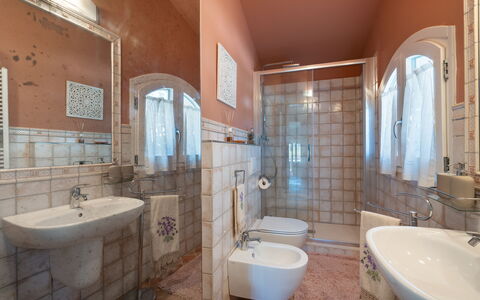 Villa Di Pillo: Brown, Mirror, Tap, Plumbing Fixture, Sink, Property, Bathroom Sink, Bathroom, Purple