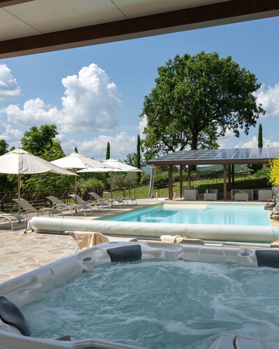 Villa Castelluccio - Arezzo, Toscana: Sky, Cloud, Water, Plant, Property, Swimming Pool, Building, Azure, Shade, Outdoor Furniture