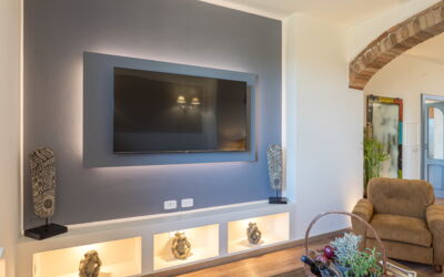 Paradiso Superior: Furniture, Property, Couch, Wood, Living Room, Interior Design, Lighting, Plant, Comfort, Flooring