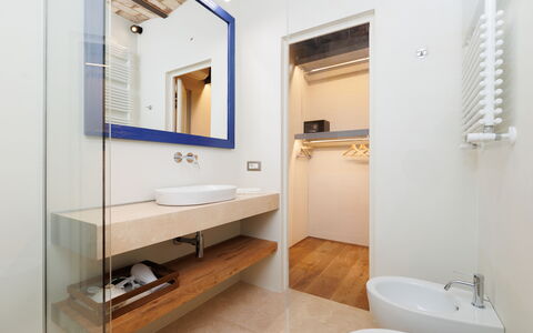 Casa Novecento: Mirror, Tap, Plumbing Fixture, Sink, Property, Bathroom Sink, Bathroom, Interior Design, Architecture