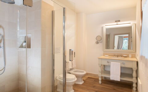 Villa La Pineta: Plumbing Fixture, Mirror, Building, Property, Tap, Bathroom, Purple, Interior Design, Bathroom Sink, Sink