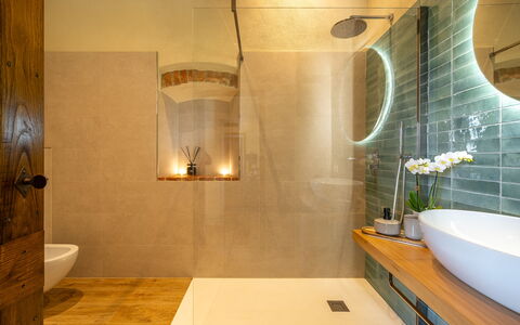 Monticchiello Apartment With Garden, Wifi, Pienza,: Interior Design, Bathroom, Flooring, Wall, Plumbing Fixture, Floor, Lighting, Mirror, Light Fixture, Tap