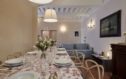 Casa Ada e Sabo: Table, Property, Picture Frame, Tableware, Decoration, Interior Design, Lighting, Plant, Building, Dishware