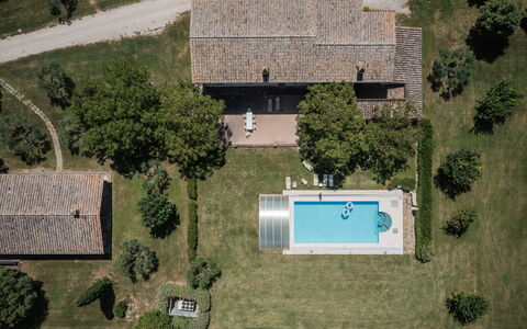Villa Assisi: Property, Building, Plant, Tree, Land Lot, Urban Design, Grass, House, Biome, Residential Area
