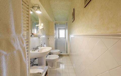 Villa Badiuzza: Mirror, Plumbing Fixture, Property, Tap, Building, Sink, Bathroom, Interior Design, Bathroom Sink, Toilet