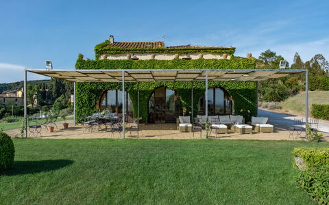 Villa Bagnoli: Sky, Plant, Building, Shade, Land Lot, Cloud, Grass, House, Tree