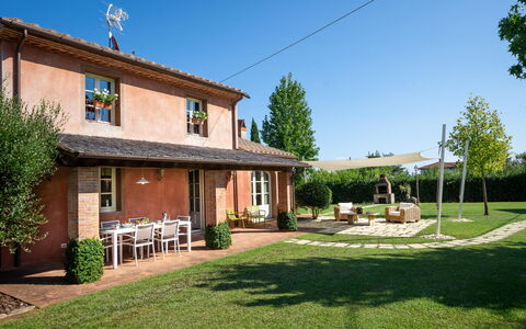 Le Vigne 4: Plant, Sky, Building, Property, Window, Tree, House, Land Lot, Door, Grass