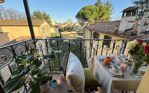 Casa Toto: Furniture, Chair, Balcony, Outdoor Furniture, Outdoor Table, Houseplant, Shade, Patio, Coffee Table, Lamp