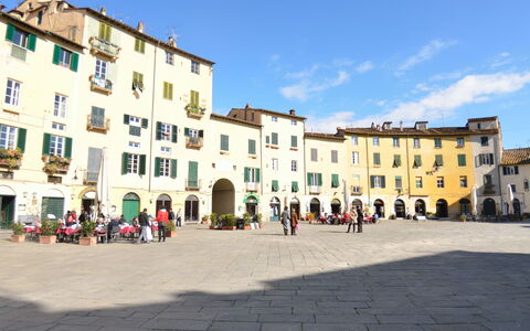 Casa Toto: Town Square, Town, City, Public Space, Human Settlement, Neighbourhood, Building, Plaza, Mixed-Use, Urban Design