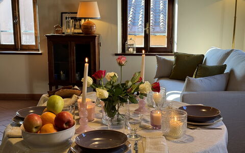 Casa Toto: Furniture, Tableware, Table, Stemware, Interior Design, Drinkware, Dining Room, Serveware, Tablecloth, Textile