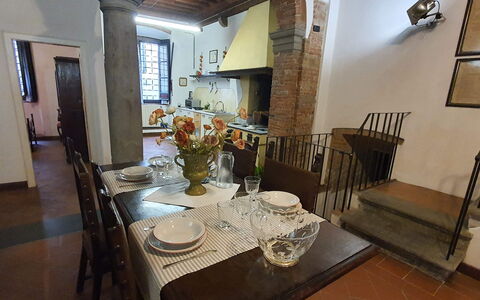 La Colonna: Table, Picture Frame, Furniture, Tableware, Chair, Building, Wood, Lighting, Dishware, Interior Design