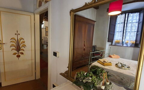 La Colonna: Property, Window, Plant, Wood, Building, Door, Interior Design, Floor, Couch