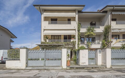 La Bouganville, Forte Dei Marmi, Private Garden, W: Residential Area, Neighbourhood, Apartment, Home, Human Settlement, Urban Design, Balcony, Suburb, Condominium, Driveway