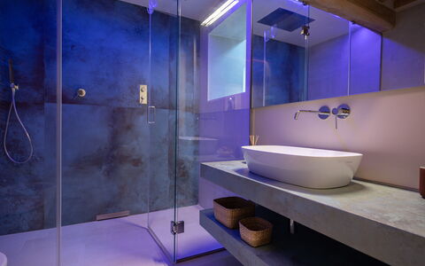 Villa Luana: Mirror, Tap, Property, Sink, Plumbing Fixture, Purple, Blue, Azure, Bathroom, Building