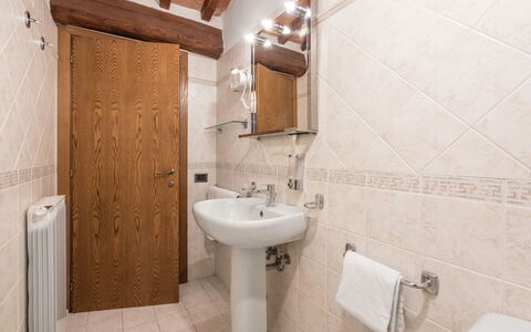 Le Masse - Greve In Chianti, Toscana: Brown, Mirror, Tap, Sink, Plumbing Fixture, Property, Bathroom Sink, Bathroom, Purple