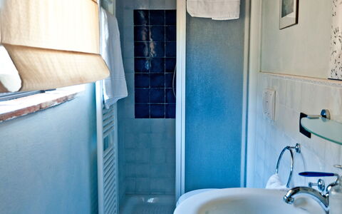 Cottage Botinaccio: Tap, Sink, Plumbing Fixture, Property, Blue, Azure, Bathroom, Purple, Mirror, Bathroom Sink