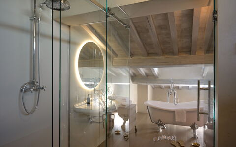 Villa Lilli & Spa: Mirror, Plumbing Fixture, Building, Tap, Shower Door, Shower Head, Shower Bar, Window, Bathroom