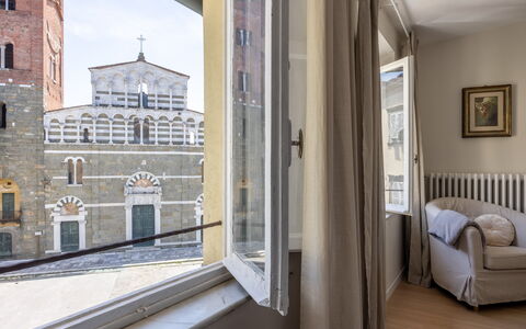 Lucca Old Town Apartment - Lucca, Toscana: Wall, Apartment, Balcony, Daylighting