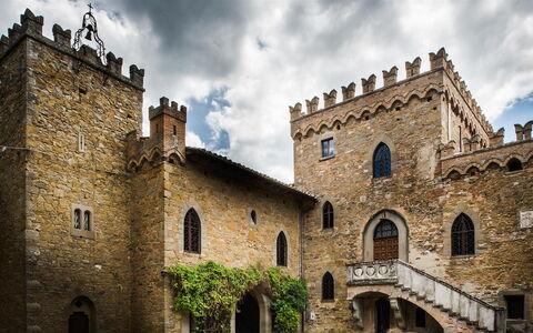 Palazzo Trasimeno: Cloud, Sky, Building, Plant, Window, House, Facade, City, Tree, Arch