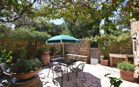 Podere Le Muricce: Plant, Table, Flowerpot, Building, Chair, Outdoor Furniture, Tree, Shade, Outdoor Table, Leisure