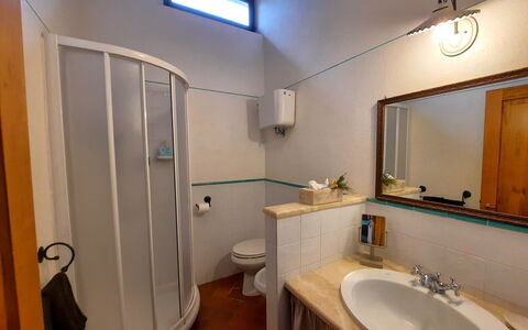 Casa Le Crete: Mirror, Property, Sink, Tap, Plumbing Fixture, Bathroom Sink, Building, Bathroom, Lighting, Purple