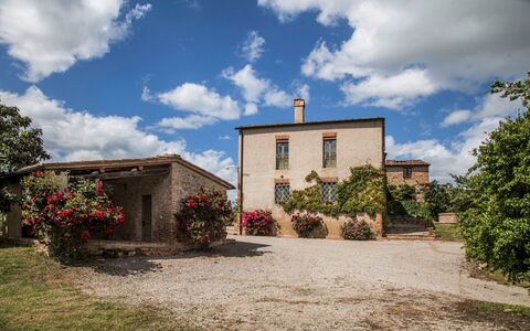Villa San Giovanni: Cloud, Sky, Plant, Flower, Building, Window, Door, House, Cottage, Tree