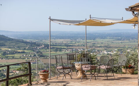 Casale Della Torre: Sky, Ecoregion, Building, Shade, Plant, Leisure, Landscape, Mountain, City, Horizon
