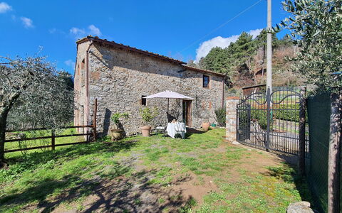 Il Cantuccio: Sky, Plant, Cloud, Land Lot, Fence, Tree, Grass, Rural Area, Landscape, Cottage