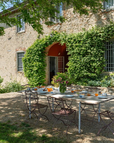 Casa Mirandola: Plant, Table, Furniture, Building, Property, Window, Chair, Outdoor Table, Outdoor Furniture, Shade