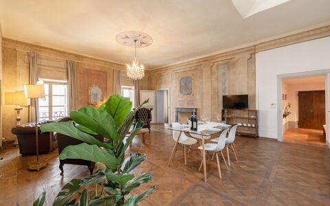 Appartamento Reale: Furniture, Plant, Table, Building, Houseplant, Window, Picture Frame, Wood, Interior Design, Couch