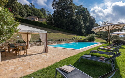 Villa D'elsa: Cloud, Plant, Property, Sky, Swimming Pool, Water, Tree, Building, Outdoor Furniture, Shade