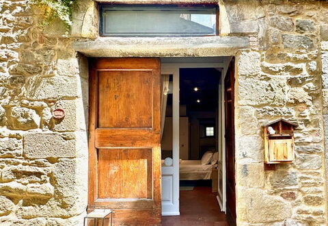 Vicolo Della Scala Rooms: Property, Door, Building, Wood, Architecture, Brick, Home Door, Facade, Brickwork