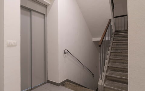 Atelier la Scala: Building, Stairs, Wood, House, Flooring, Composite Material, Hardwood, Door, Window