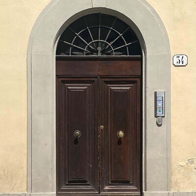 Atelier la Scala: Property, Door, Wood, Architecture, Building, Home Door, Window, House