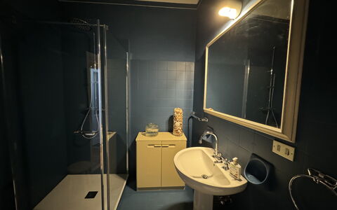 Piazza S. Romano: Mirror, Tap, Sink, Plumbing Fixture, Bathroom Sink, Bathroom, Floor, Plumbing, Building, Flooring