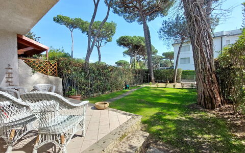 Dimora Del Capitano: Plant, Sky, Property, Building, Tree, Shade, Arecales, Urban Design, Neighbourhood, Woody Plant