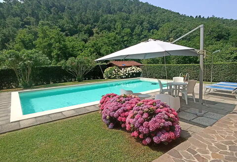 Villa Carducci: Sky, Plant, Water, Property, Swimming Pool, Umbrella, Flower, Outdoor Furniture, Shade, Tree