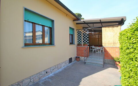 Casa Leonardo: Plant, Window, Sky, Shade, Wood, Cottage, Real Estate, Facade, Roof, Landscape