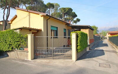 Casa Leonardo: Plant, Sky, Building, Property, Tree, Shade, House, Road Surface, Land Lot, Asphalt