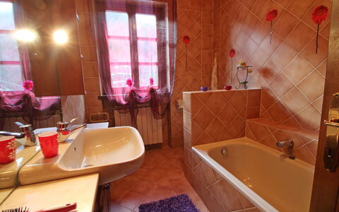 Villa La Rocca: Bathtub, Tap, Plumbing Fixture, Property, Sink, Bathroom Sink, Tableware, Purple, Bathroom, Interior Design