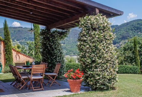 Villa Gelsomino: Plant, Sky, Property, Flowerpot, Leaf, Botany, Tree, Flower, Shade, Mountain